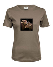 Lade das Bild in den Galerie-Viewer, Schmusende Kühe - Bio-Baumwolle Damen T-Shirt