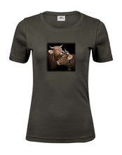 Lade das Bild in den Galerie-Viewer, Schmusende Kühe - Bio-Baumwolle Damen T-Shirt