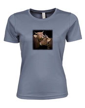 Lade das Bild in den Galerie-Viewer, Schmusende Kühe - Bio-Baumwolle Damen T-Shirt
