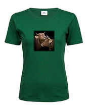 Lade das Bild in den Galerie-Viewer, Schmusende Kühe - Bio-Baumwolle Damen T-Shirt
