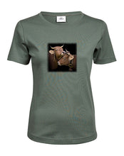 Lade das Bild in den Galerie-Viewer, Schmusende Kühe - Bio-Baumwolle Damen T-Shirt