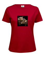 Lade das Bild in den Galerie-Viewer, Schmusende Kühe - Bio-Baumwolle Damen T-Shirt