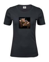 Lade das Bild in den Galerie-Viewer, Schmusende Kühe - Bio-Baumwolle Damen T-Shirt