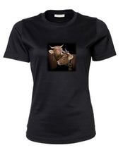 Lade das Bild in den Galerie-Viewer, Schmusende Kühe - Bio-Baumwolle Damen T-Shirt
