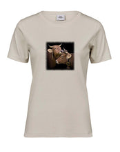Lade das Bild in den Galerie-Viewer, Schmusende Kühe - Bio-Baumwolle Damen T-Shirt
