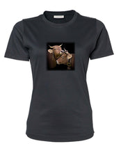 Lade das Bild in den Galerie-Viewer, Schmusende Kühe - Bio-Baumwolle Damen T-Shirt
