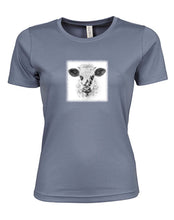Lade das Bild in den Galerie-Viewer, Portrait Jaqueline - Bio-Baumwolle Damen T-Shirt
