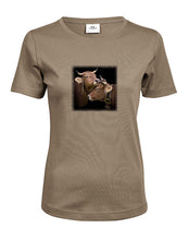 Lade das Bild in den Galerie-Viewer, Schmusende Kühe - Bio-Baumwolle Damen T-Shirt
