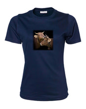 Lade das Bild in den Galerie-Viewer, Schmusende Kühe - Bio-Baumwolle Damen T-Shirt
