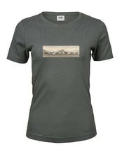 Lade das Bild in den Galerie-Viewer, Herde bei Oberstdorf - Bio-Baumwolle Damen T-Shirt
