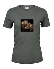 Lade das Bild in den Galerie-Viewer, Schmusende Kühe - Bio-Baumwolle Damen T-Shirt
