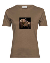 Lade das Bild in den Galerie-Viewer, Schmusende Kühe - Bio-Baumwolle Damen T-Shirt
